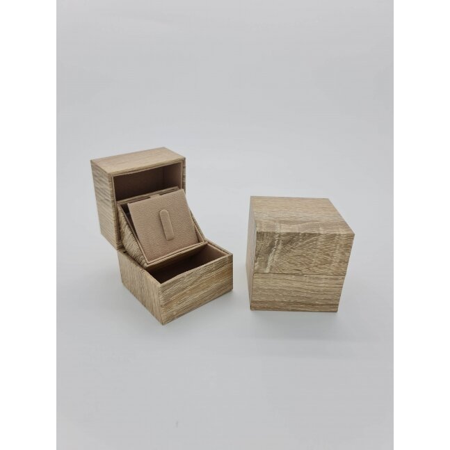 קופסה לטבעת או עגיל דמוי עץ